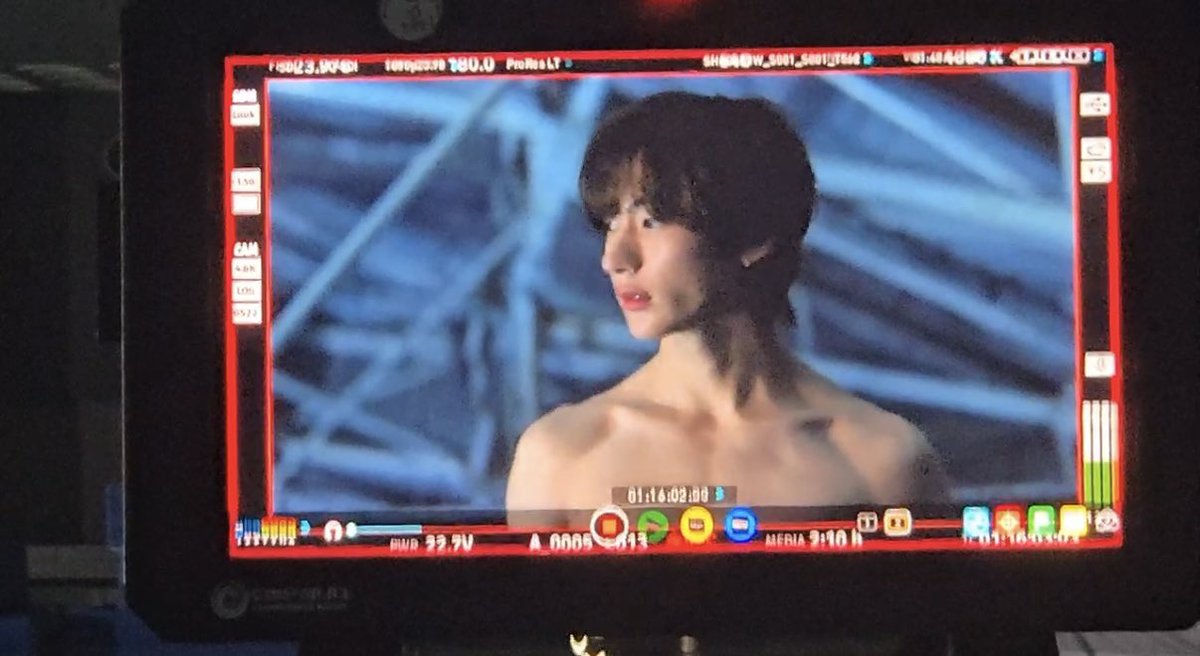 찬영이 장문버블에 또 너무너무 감동이고 진짜 매번 여러 감정, 생각들을 느끼게해주는 남자라 신기하고 고마워 버블 일주년을 시작으로 오디세이 준비하던것들도 일년전이라며 사진, 영상들 보내면서 따뜻한추억들 같이공유하고 이야기하고 그러다 보내온 장문이 너무 앤톤스러운 내면들 투성이라 또