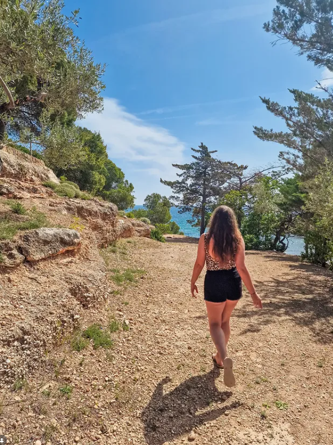 ametllademartur's tweet photo. Camins de la Mediterrània, camins de ronda entre #natura.
Entre pins, terra i olor de mar, cada pas és una invitació a desconnectar.
A l’#AmetlladeMar, caminar pel #GR92 de la #costa és descobrir, respirar i deixar-se portar.
#Bondia!
📸kayleighandthejanssens
#TerresdelEbre https://t.co/nYVwBHxNsS