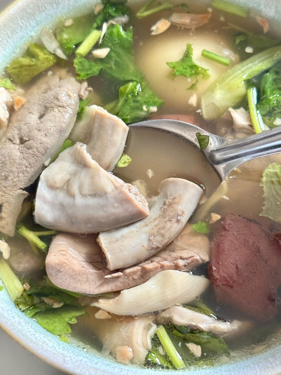 ลอปอ. tweet media