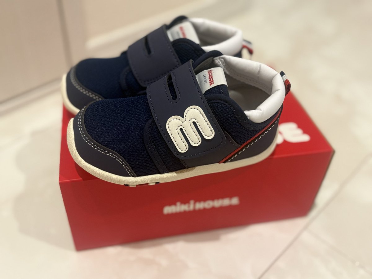 再びミキハウス購入👟
サイズアウトしてて慌てて購入しましたが、前回14.5で15.5にしたかったけど明らかに大きかったので15cm笑

なんとなく歩きやすそうな気がします〜✨