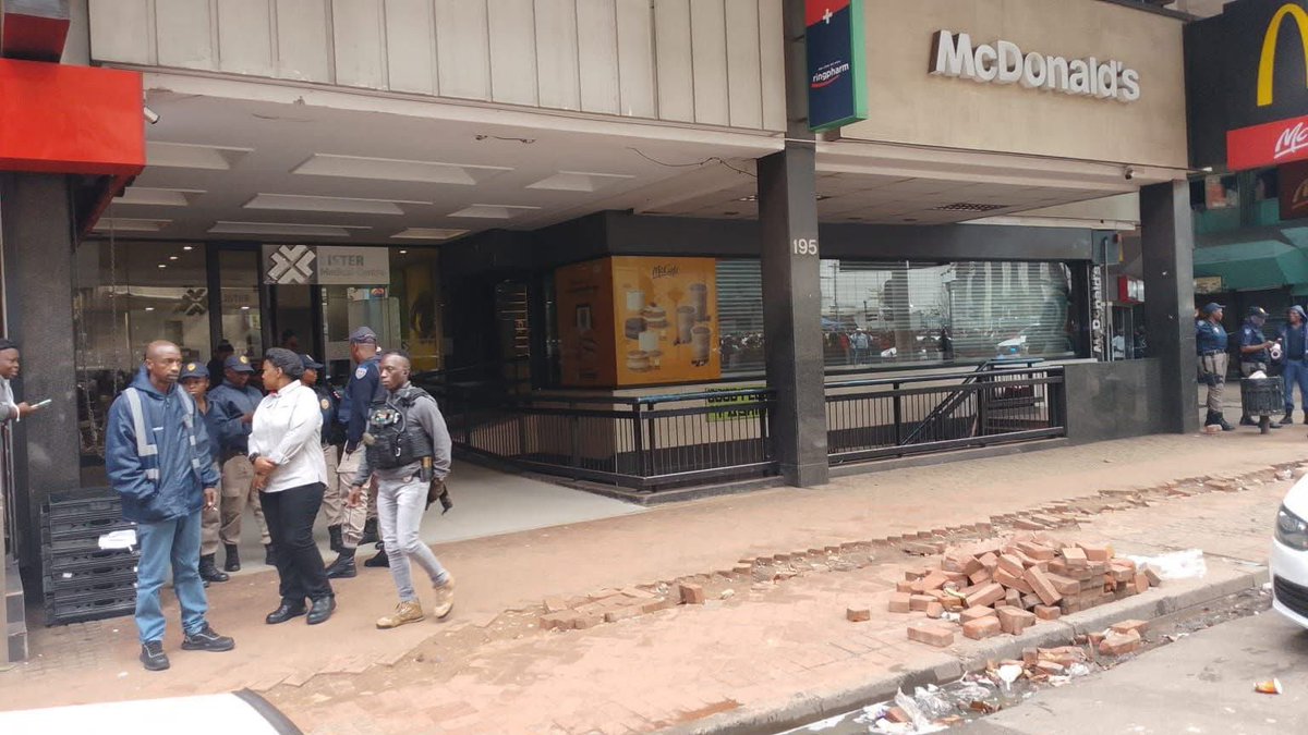 AffairAfrica's tweet photo. π¨ McDonaldβs triple murder shocks #Johannesburg CBD
β’ 3 foreign shop owners shot dead
β’ Hit happened around 9am at Jeppe & Smal
β’ Victims believed Somali/Ethiopian
β’ Councillor says 4 killed in 24 hours amid suspected turf violence
#KFCStrips #MUNBRE Mazwi https://t.co/yWotly3eZe