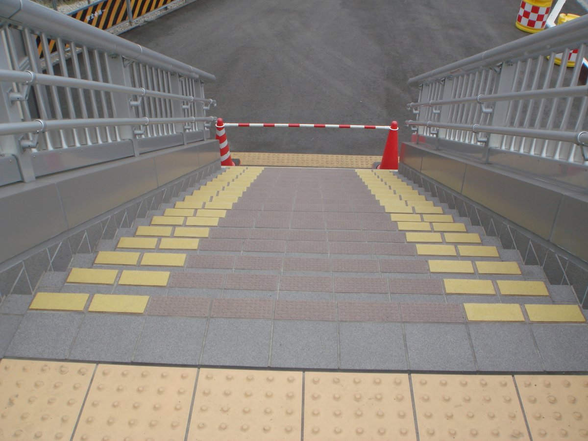 TechGroundUp's tweet photo. ブログ（隊長のすべらない独り言）更新しました。

『北信太駅自由通路の視覚障害者「色覚障害、弱視（ロービジョン）」や高齢者の方に優しい、段鼻視認性向上滑り止め加工。（ＳＲ工法）』
https://t.co/37nD8l1xB0

#大阪府 #和泉市 #太町 #JR #北信太駅 #自由通路 #ペデストリアンデッキ #タイル #階段 #段鼻 #段差 #見えづらい #踏み外し #怖い #輝度比 #安全対策 #視認性 #視覚障害者 #色覚障害 #弱視 #高齢者 #滑り止め #視認性向上 #安全安心