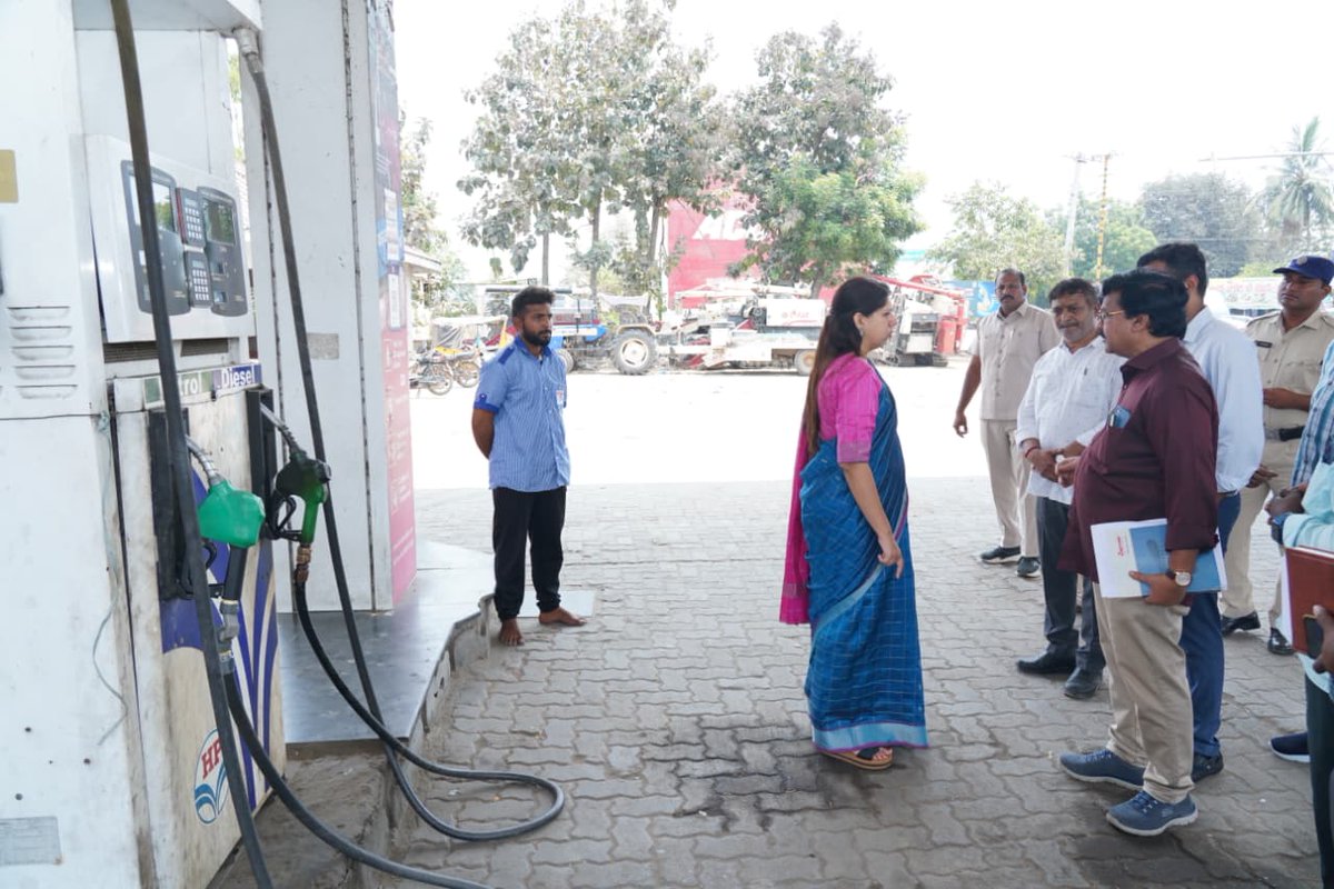 Collector_Plnd's tweet image. నకరికల్లు మండలం అడ్డరోడ్డులో హెచ్ పి పెట్రోల్ బంక్ తనిఖీ చేసిన జిల్లా కలెక్టర్ డా. కృతికా శుక్లా IAS గారు. బంక్ యజమానులతో మాట్లాడి వినియోగదారుల అవసరాలకు అనుగుణంగా పెట్రోల్, డీజిల్ అందించాలన్నారు. డీజిల్ నిల్వలు, సరఫరా, రికార్డులను పరిశీలించిన కలెక్టర్. #Collector #Kritika #IAS