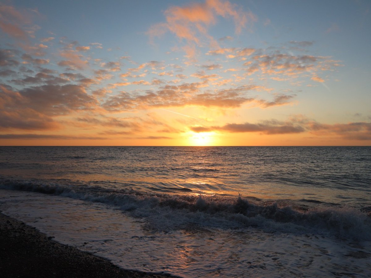 MartinM79510567's tweet image. Sunrise Newcastle beach #Sunrise #Wicklow #Ireland
