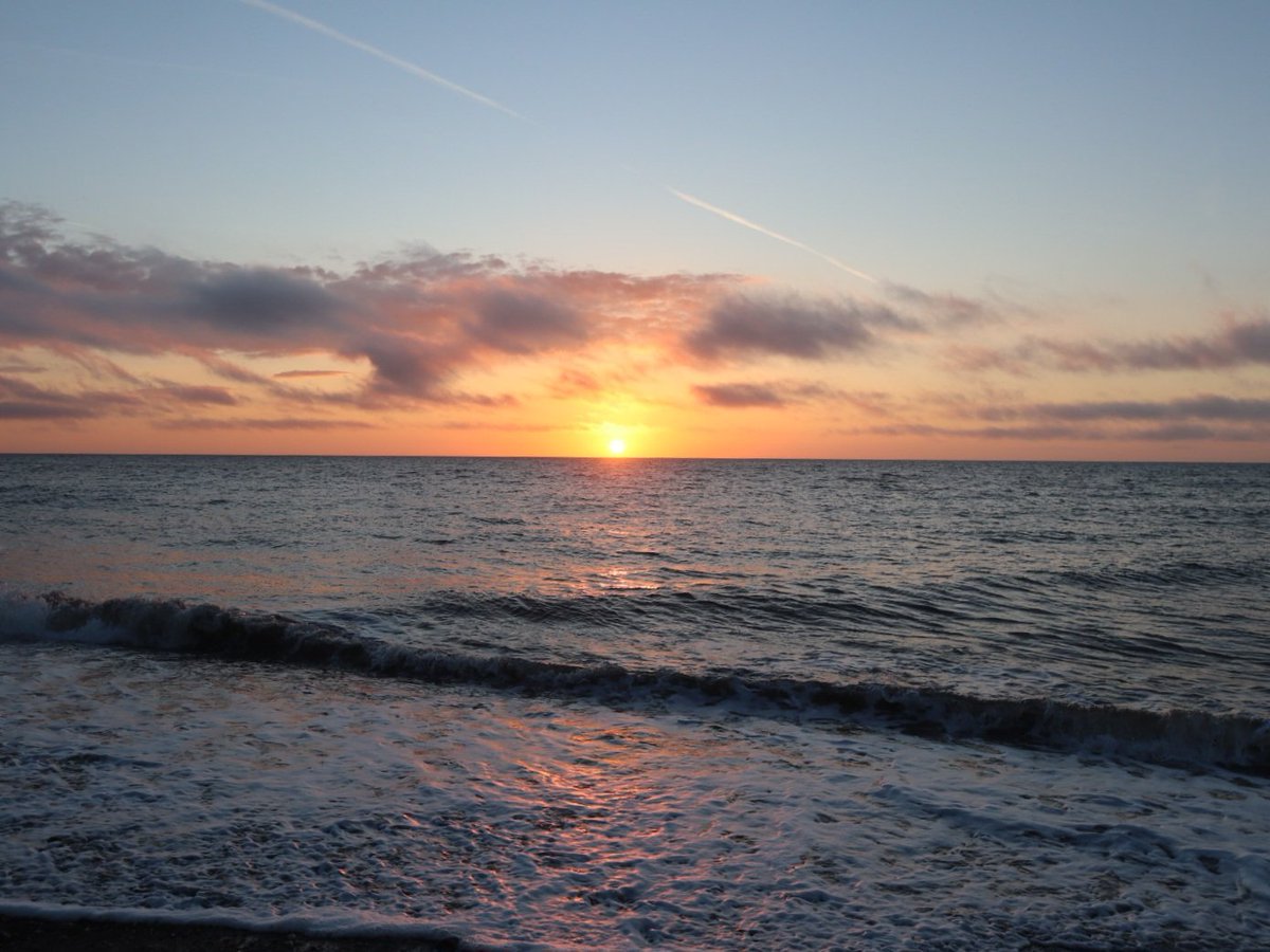 MartinM79510567's tweet image. Sunrise Newcastle beach #Sunrise #Wicklow #Ireland