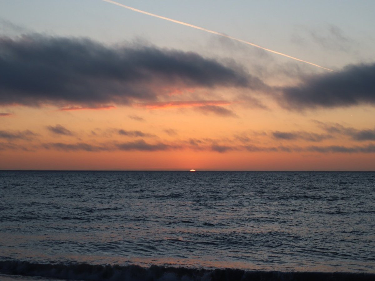 MartinM79510567's tweet image. Sunrise Newcastle beach #Sunrise #Wicklow #Ireland