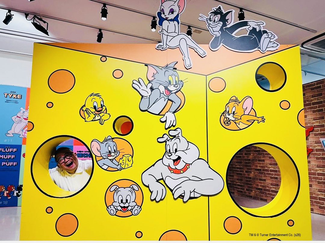 sattoc's tweet photo. 行ってきました！
思わず『懐かしい』を連発！

『誕生85周年記念トムとジェリー展 君が笑うと、僕も笑っちゃう』

ほとんどの方が幼い頃、
観ていたんじゃないですか？

この幸せな空間を是非！楽しんで下さい☆

「トムとジェリー85周年記念展高崎実行委員会様」より【トムとジェリー85周年記念展】にご招待いただきました。

高崎髙島屋さんにて期間限定で開催されている、あの「トムとジェリー」の記念展！

トムとジェリーの世界に没入できます！
懐かしい過去の映像もあなたをお迎え！
面白シーンに「懐かしい」を連発！

フォトスポットではトムに乗ってサーフィン🏄‍♀️したり！
トムを膨らませてみたり！

あなたのお気に入りのフォトスポットも必ず見つかるはず！
あの「ふたり」に会いに出かけてみては！

会場では展覧会オリジナルアイテムを含む2.500点以上のグッズに夢中！

ご当地グッズも！ちなみに高崎は「ダルマ」がモチーフ！

僕も自分用に！家族にも！
お土産沢山購入しました♪

さぁ！幸せな空間に「行ってらっしゃい」

―――――――――――――――――――――――
誕生85周年記念　トムとジェリー展　君が笑うと、僕も笑っちゃう
期間：2026年4月22日（水）～5月11日（月）（20日間）
会場：高崎髙島屋　6階催会場
時間：10:00～19:00（※最終日は16:00まで）
※入場は閉場の1時間前まで

【入場料（税込）】
当日券　　　  ・一般1,600円
　　　　　　　　・小中高生1,000円　　※未就学児無料

お問い合わせ
高崎髙島屋　TEL：027-327-1111　

「トムとジェリー」公式Instagram
@tomandjerry_jp

#PR #トムジェリ85周年 #トムジェリ展 #トムとジェリー #トムジェリ #高崎髙島屋