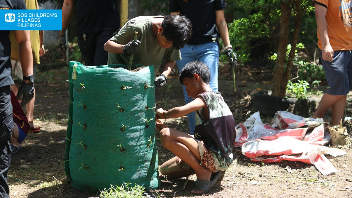 sospilipinas's tweet image. At @sospilipinas, we are embracing the zero-waste movement by teaching children simple and practical ways to care for the environment. #SOSPilipinas #Give | #Hope | #Chance #ZeroWasteInAction