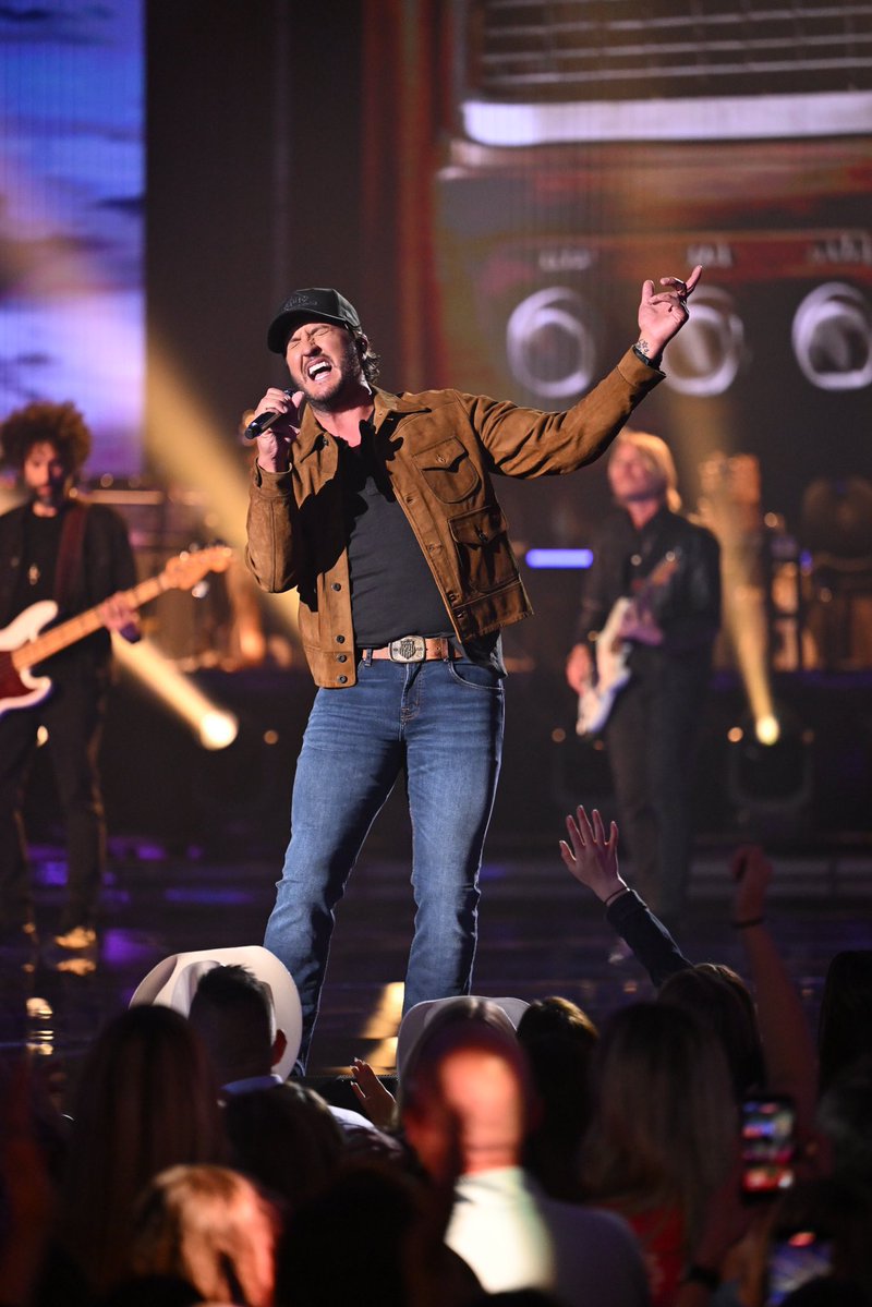 lukebryan2325's tweet image. We're country and we know it over here at #idol.
West Coast, time to tune in for #TaylorSwift night on