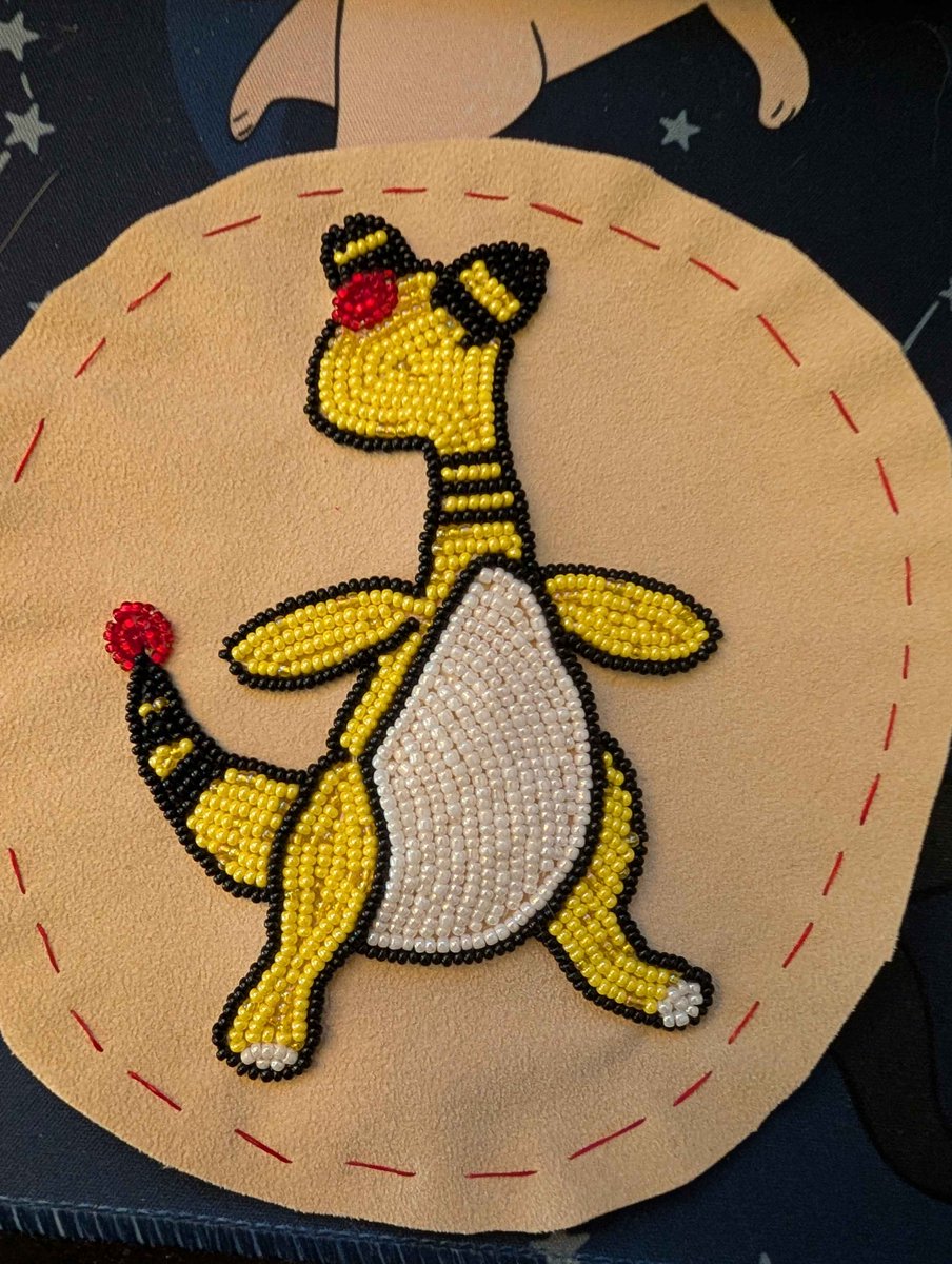 MandiPanda_17's tweet image. I forgot to post this one (I'm so bad at this) but a lil Ampharos for the lovely Jazz! 

#indigenousbeading  #beading #indigenousart #pokemon