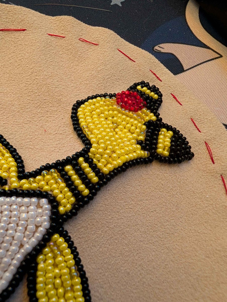 MandiPanda_17's tweet image. I forgot to post this one (I'm so bad at this) but a lil Ampharos for the lovely Jazz! 

#indigenousbeading  #beading #indigenousart #pokemon