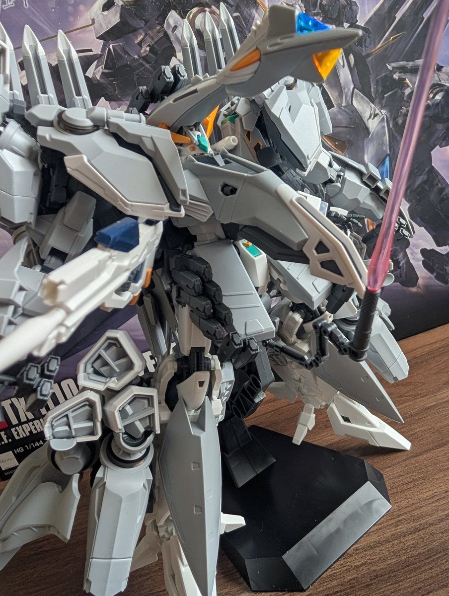 Moca22164650's tweet photo. 9時間かけてやっとアリュゼウス組み終わった〜！！
素組みでもディテール凄いしでかくてごつくて最高！
フライトフォームの後ろから見たプラズマジェットエンジンが並んでる所とか堪らない🤤
うちのペネさんと並べてレーン機揃ってよかった！！！
 #ガンプラ https://t.co/bUrdyrEtAI