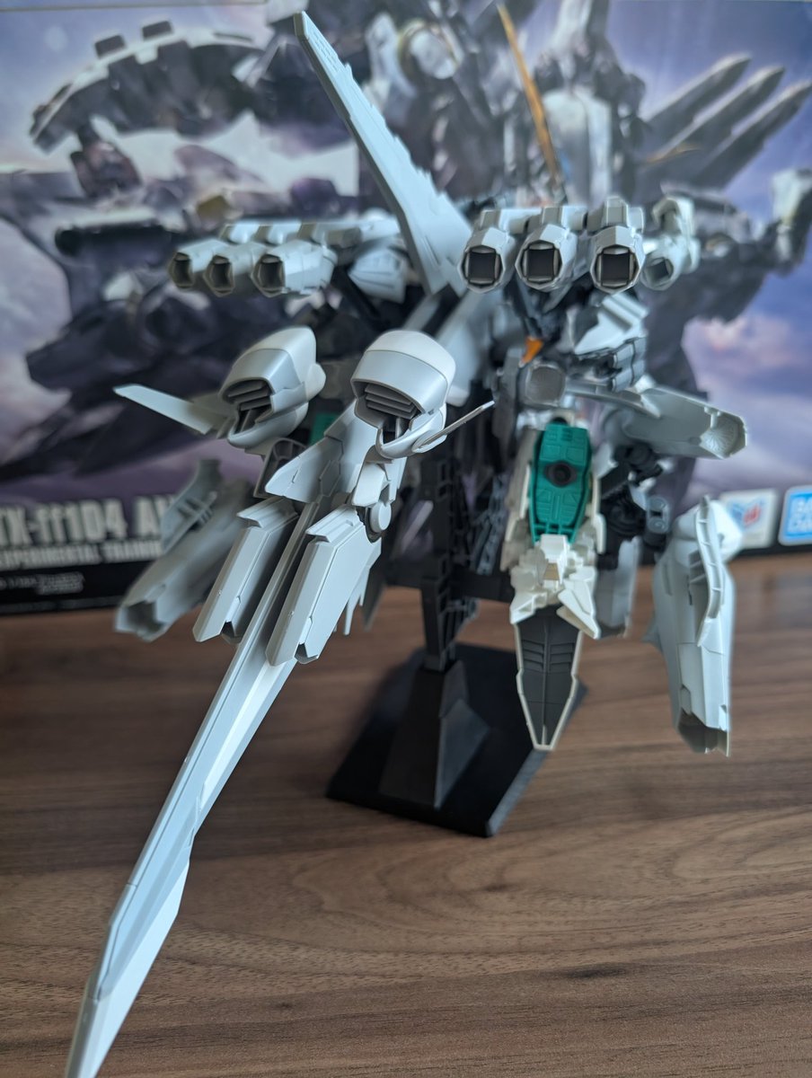 Moca22164650's tweet photo. 9時間かけてやっとアリュゼウス組み終わった〜！！
素組みでもディテール凄いしでかくてごつくて最高！
フライトフォームの後ろから見たプラズマジェットエンジンが並んでる所とか堪らない🤤
うちのペネさんと並べてレーン機揃ってよかった！！！
 #ガンプラ https://t.co/bUrdyrEtAI