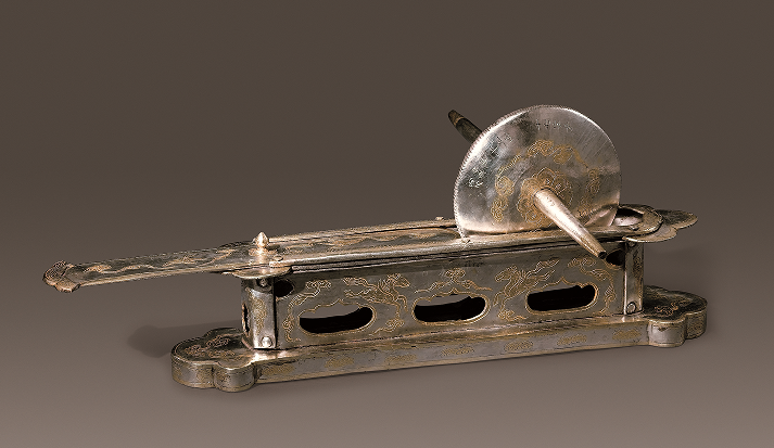 Would you like to try tea in the Tang Dynasty (618-907) way? Place a tea disc into this gilded silver tea trough with wild goose motifs. Then, hold both ends of the gilded silver roller with floral designs and grind the tea into powder. You can brew a cup of tea rich with