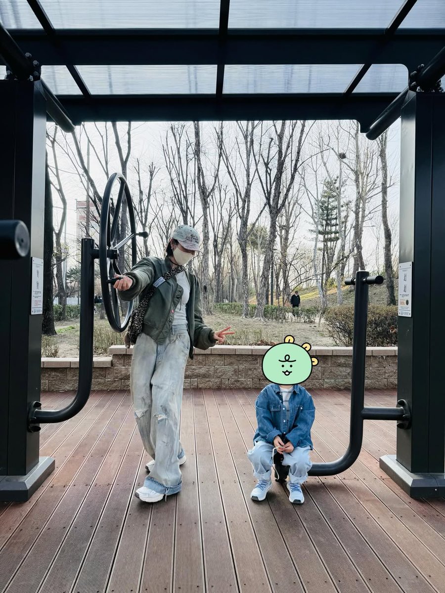 BinJinHand_22's tweet photo. #Yejinfoot_official finally you show us #KimWooJin/#Alkong for the 1st time. He looks fashionisto kid a future Actor &amp; a model when he grew up just like his Parents.🥰🥰🥰

#Yejinhand #SonYeJin #Yejin #SonEonJin #EonJin #HyunBin #KimTaePyung #TaePyung #BinJin

[04.28.2026] https://t.co/jTwLh9lQwK