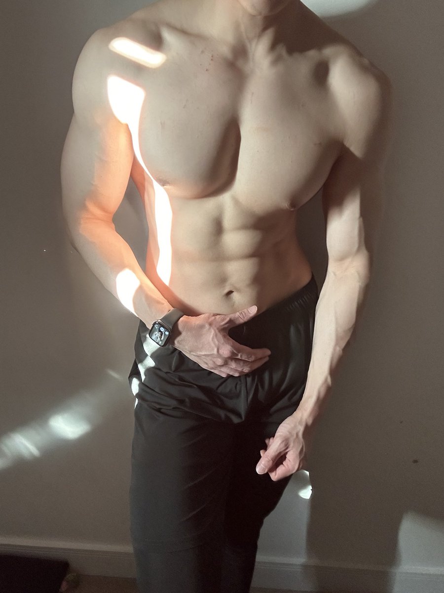 officialjcccc's tweet photo. morning and night😈 https://t.co/MpJ80KnOgR