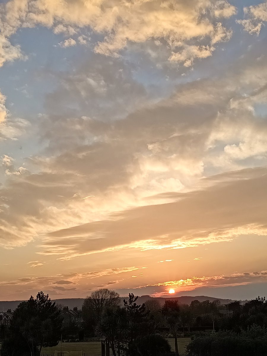 KevTennisBalls's tweet image. 12 weeks to the day since I moved from hometown Saaaaaaaf Laaanden/ Surrey (what-what!) to Eastbourne. It's a mammoth life change and the daily commute to London is insane! I wonder how many peeps can top my 4 hours 30 EVERY day? 🤔

#commute #trains #eastbourne ➡️ #london #mad