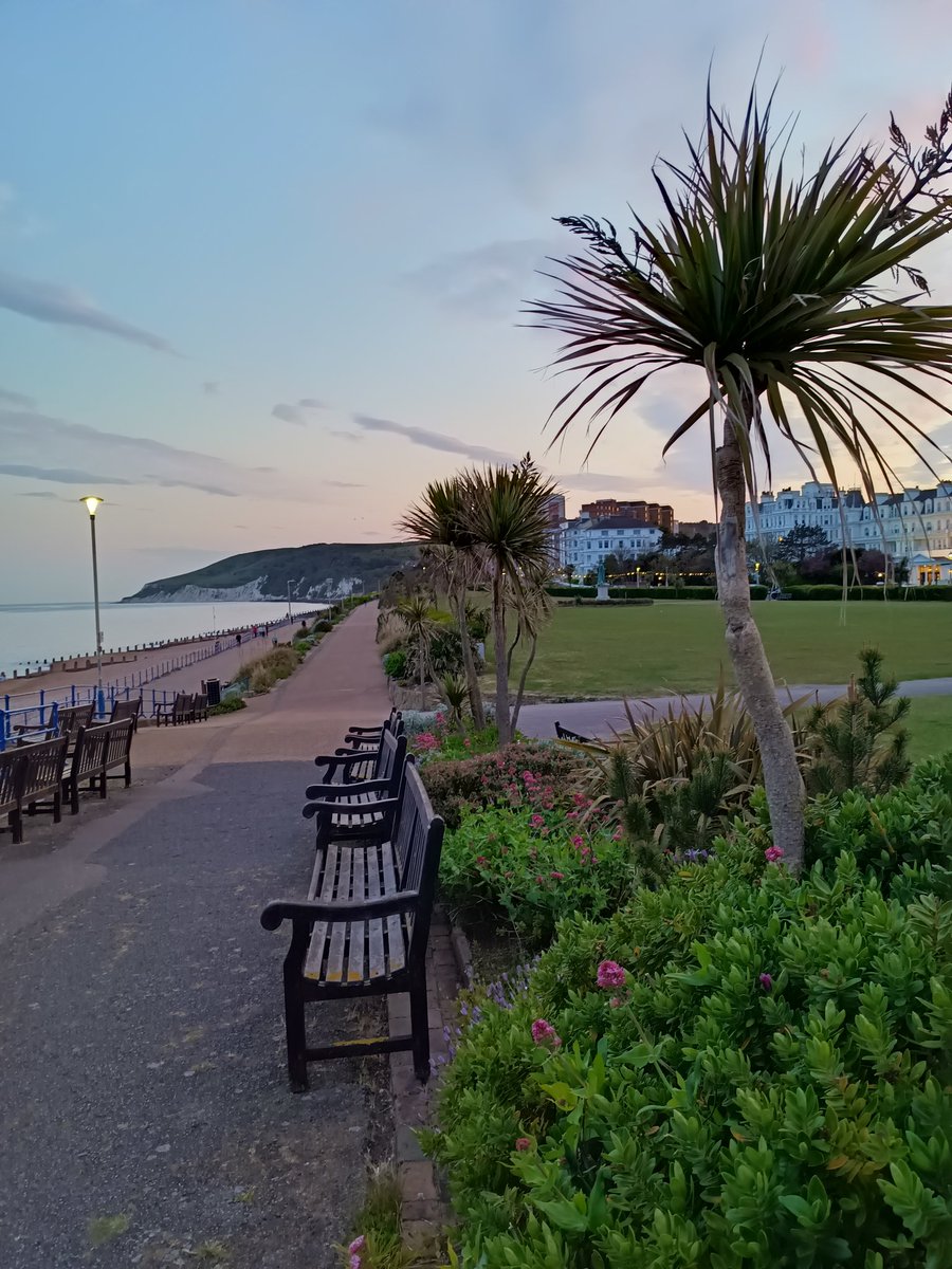 KevTennisBalls's tweet image. 12 weeks to the day since I moved from hometown Saaaaaaaf Laaanden/ Surrey (what-what!) to Eastbourne. It's a mammoth life change and the daily commute to London is insane! I wonder how many peeps can top my 4 hours 30 EVERY day? 🤔

#commute #trains #eastbourne ➡️ #london #mad