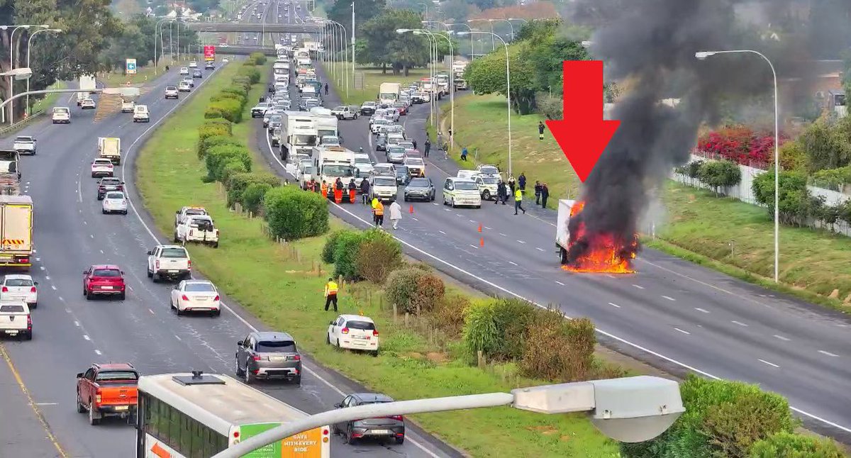 lnnocent191535's tweet image. 🔥 N1 Outbound closed due to vehicle fire after R300 I/C, Cape Town. Use alternate route to avoid delays. 

#CapeTraffic #N1 
#RoadClosure