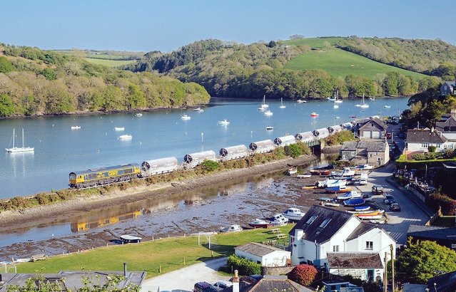 CraigMunday1's tweet photo. Spring reflections: as the shadows grow at Golant after a hot sunny April day, @GBRailfreight 66712 brings the empty JIAs back to Lostwithiel. @networkrailwest @RailwayMagazine @RailFreightUK https://t.co/qtmubxdPnP