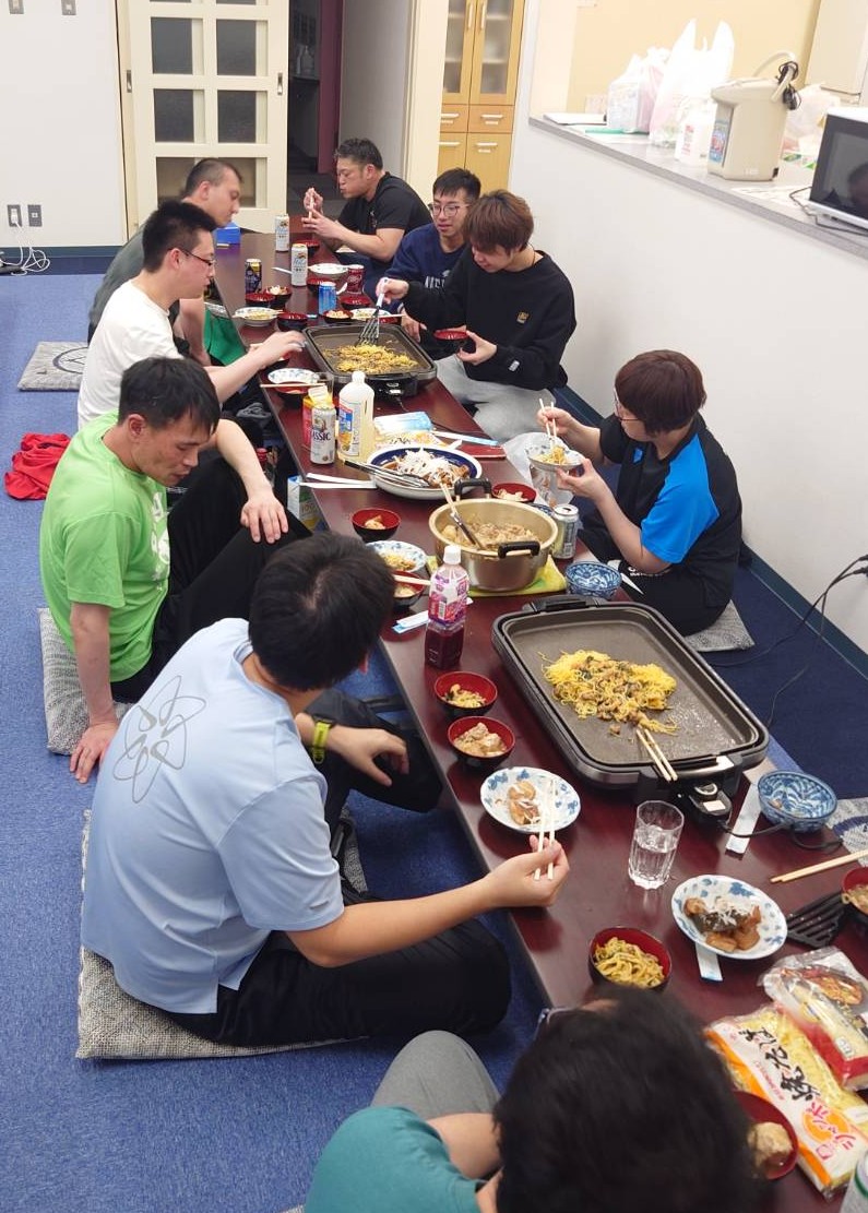 SpinOff2022's tweet photo. 当クラブは４月25日㈯、妹背牛町総合体育館〜沼田町宿泊交流センターにおいて、令和８年度【クラブ春季合宿】を実施しました。
13名参加し、多球練習などで汗を流し、温泉→クラブ運営会議→宴など、旭川〜留萌〜札幌のクラブ３拠点を繋ぐ年３回の恒例イベントです。 https://t.co/0NuPkvixWv
