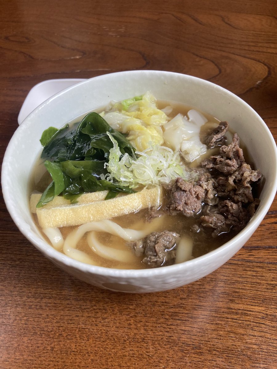 104_nb's tweet photo. 吉田うどん。
1️⃣源氏、肉うどん、550円。2️⃣サファイ屋、500円3️⃣白須、500円。
基本強力なワシワシ麺。複数本入れると窒息してしまう。美味い、てか、腹一杯、食べ過ぎ。
#吉田うどん　#富士吉田 https://t.co/rWj7IJS23I