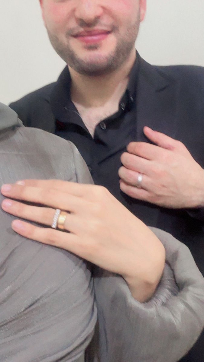 mido80659131's tweet photo. أنتى حقيقتي الأولى
وأول من لمسَني برِفقٍ بالغ
ولُطفٍ فارِق وحنيةٍ هائلة
معكى شعرتُ بخِفة الفراشات
وبكُل تلك الأحاسيس التي تُنعش الرُوح
معكى أحببتُ الحياة
وأصبحت ملامح وجهي فارِقة
وضحكتي واضحة
وقلبي مليءٌ ومكتفي
معَك فقط
عادت للأشياء معانيها
يا بهجة الأشياء 
@Chima_mhmd712 ❤️🫂 https://t.co/wjZ6LphHD2