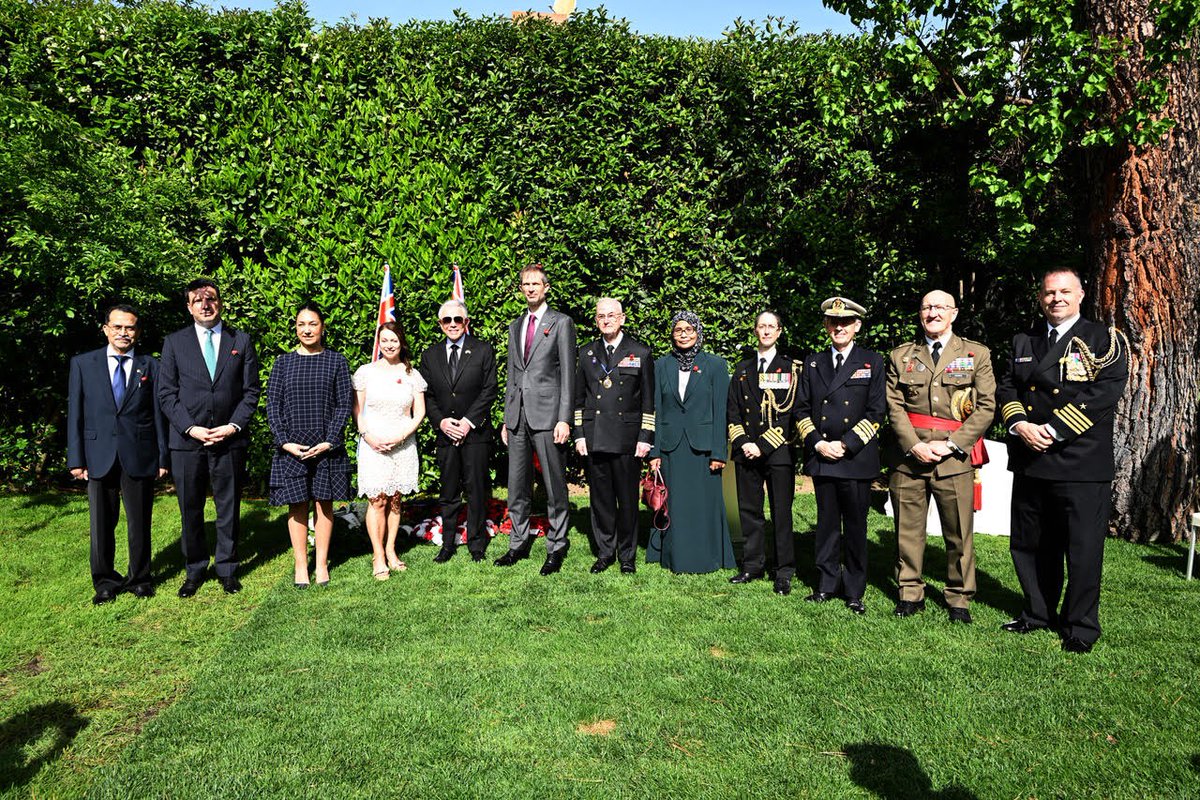 AusEmbEsp's tweet photo. Cada 25 de abril conmemoramos #ANZACDay, una jornada de memoria y homenaje al valor y sacrificio de quienes sirvieron en las fuerzas armadas de Australia y Nueva Zelanda. Gracias a quienes nos acompañasteis en Madrid para honrar su legado. Lest we forget. https://t.co/FVV7oE9gWN