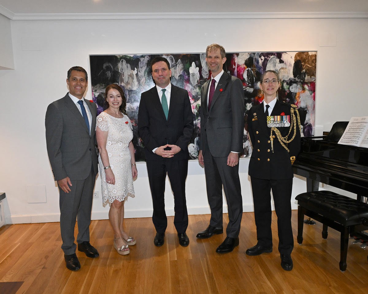 AusEmbEsp's tweet photo. Cada 25 de abril conmemoramos #ANZACDay, una jornada de memoria y homenaje al valor y sacrificio de quienes sirvieron en las fuerzas armadas de Australia y Nueva Zelanda. Gracias a quienes nos acompañasteis en Madrid para honrar su legado. Lest we forget. https://t.co/FVV7oE9gWN