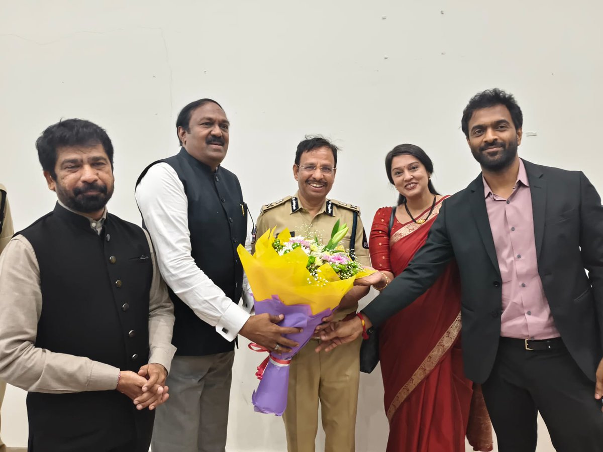 HCSC_Hyd's tweet photo. HCSC leaders met CP Hyderabad Shri V. C. Sajjanar 🤝 Congratulating him on his elevation to the rank of Director General of Police and appreciating his leadership in strengthening safety initiatives and collaboration. 
#Leadership #PublicSafety https://t.co/K1Ty9cVFLF