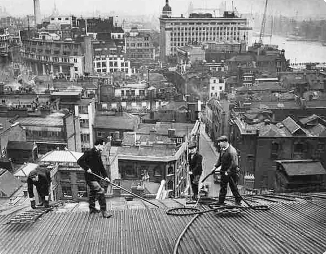 The_East_End's tweet photo. Another ‘working at height in London’ photo - March 1939 - workmen clean the roof of Cannon Street Station in the City of London…
#eastend #history #workingatheight https://t.co/tUia5pmRKQ