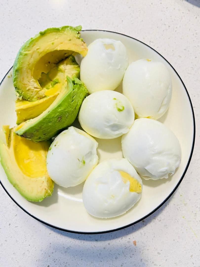 5 FOODS THAT SUPPORT MENTAL HEALTH
(Eat at least 3 this week)

1. Eggs.

Rich in choline.

Your brain uses it to produce acetylcholine.

The neurotransmitter responsible for mood, memory, and focus.

Two eggs at your first meal every day.

2. Fatty fish.

Salmon.
Mackerel.