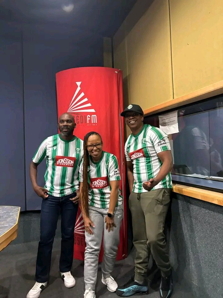 papi_mphore's tweet photo. Hela Yalo Saan ....no 1 👌 De biggest breakfast show in Mzansi 📻 @lesedifm ke thupa fela 6/9
#Thakgoha
Ke thabetse selekane SA Siwele le Lesedifm TOP Class 
@Twasagirl @cadamgaga @realjonito
Asbonge 🇭🇺 https://t.co/vZN9dwybow