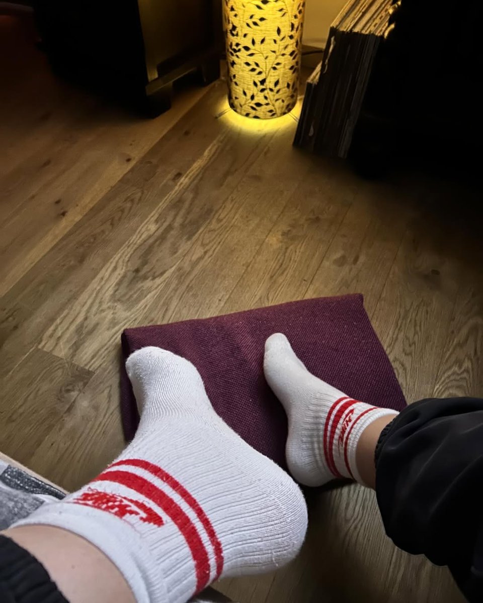 HerrinMallina7's tweet image. Guten Morgen Knechte und Wichte. Einen guten Start in die neue Dienstag sei gewünscht.
#Nike #Socke #Sklave