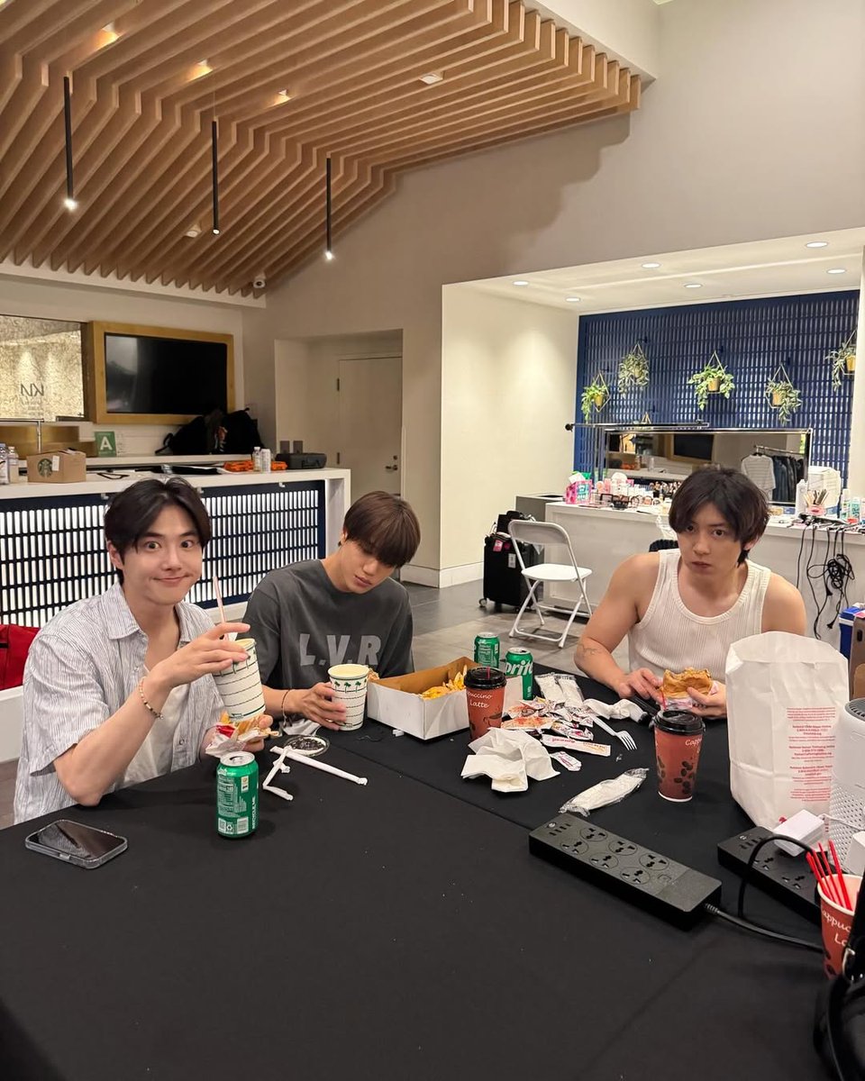 이 사진 짱 좋음 뭔가 나도 이 자리에 있었던 것만 같고 1나도 꾸미지 않은 편한 vibe라서 너뮈 조흐미