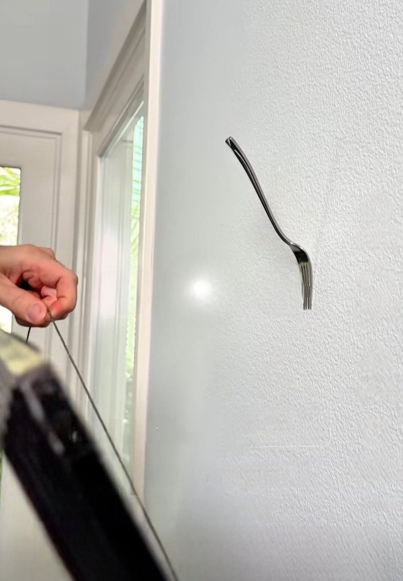 NolanProperties's tweet image. Transformation Tuesday! Can’t get that photo frame onto the wall? Here’s the easiest trick you’ll ever use.
Place a fork on the nail, rest the string on it, then slide it straight into place. Lift the fork out… and voilà ! Perfectly hung in seconds 👌 easypeezy!!!!!!!
#homehacks