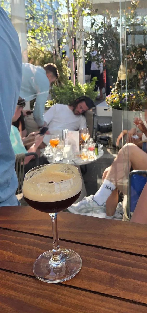 tm_rwandaise_tv's tweet image. 🚀🌐#tm_Rwandaise_AMAKURU 
Umukinnyi wa #Manchester City, Jack Grealish, yaciye ibintu ku mbuga nkoranyambaga nyuma yo kugaragara asinziriye ku meza mu kabari i Manchester kuri iki Cyumweru saa 16:30. Urabivugaho iki?