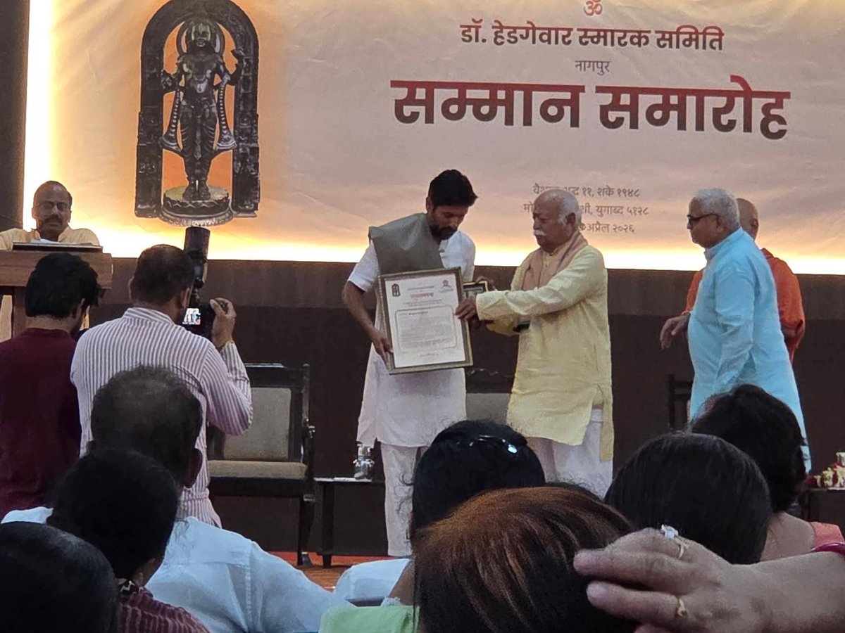 VSKKarnataka's tweet photo. ನಾಗಪುರ: ಡಾ. ಹೆಡಗೇವಾರ್ ಸ್ಮಾರಕ ಸಮಿತಿಯ ವತಿಯಿಂದ ಅಯೋಧ್ಯೆಯ ನೂತನ ಶ್ರೀರಾಮಮಂದಿರ ನಿರ್ಮಾಣ ಕಾರ್ಯದ ಉಸ್ತುವಾರಿ ಕಾರ್ಯನಿರ್ವಹಿಸಿದ್ದ ವಿಶ್ವ ಹಿಂದು ಪರಿಷತ್ತಿನ ಚಂಪತ್ ರೈ,  ಗೋಪಾಲ ನಾಗರಕಟ್ಟೆ, ನೃಪೇಂದ್ರ ಮಿಶ್ರ, ಪೂಜ್ಯ ಸ್ವಾಮಿ ಗೋವಿಂದದೇವ ಗಿರಿ ಮಹಾರಾಜ, ಮೂರ್ತಿಯ ಶಿಲ್ಪಿ ಮೈಸೂರಿನ ಅರುಣ್ ಯೋಗಿರಾಜ್, ನಿರ್ಮಾಣ ಕಾರ್ಯದಲ್ಲಿದ್ದ ಟಾಟಾ ಸನ್ಸ್ ಹಾಗೂ ಎಲ್ & ಟಿ ಪ್ರತಿನಿಧಿಗಳು ಸೇರಿದಂತೆ ಅನೇಕ ಮಹನೀಯರನ್ನು ಹಾಗೂ ಮಂದಿರ ನಿರ್ಮಾಣಕ್ಕೆ ಸಮರ್ಪಿತ ಕುಟುಂಬಗಳನ್ನು ಆರೆಸ್ಸೆಸ್ ಸರಸಂಘಚಾಲಕ ಡಾ॥ ಮೋಹನ್ ಭಾಗವತ್ ಸನ್ಮಾನಿಸಿದರು.