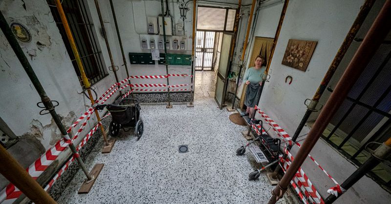 diariocadiz's tweet image. Los residentes de plaza de las Viudas, 32 al límite ante el estado del edificio #Cádiz