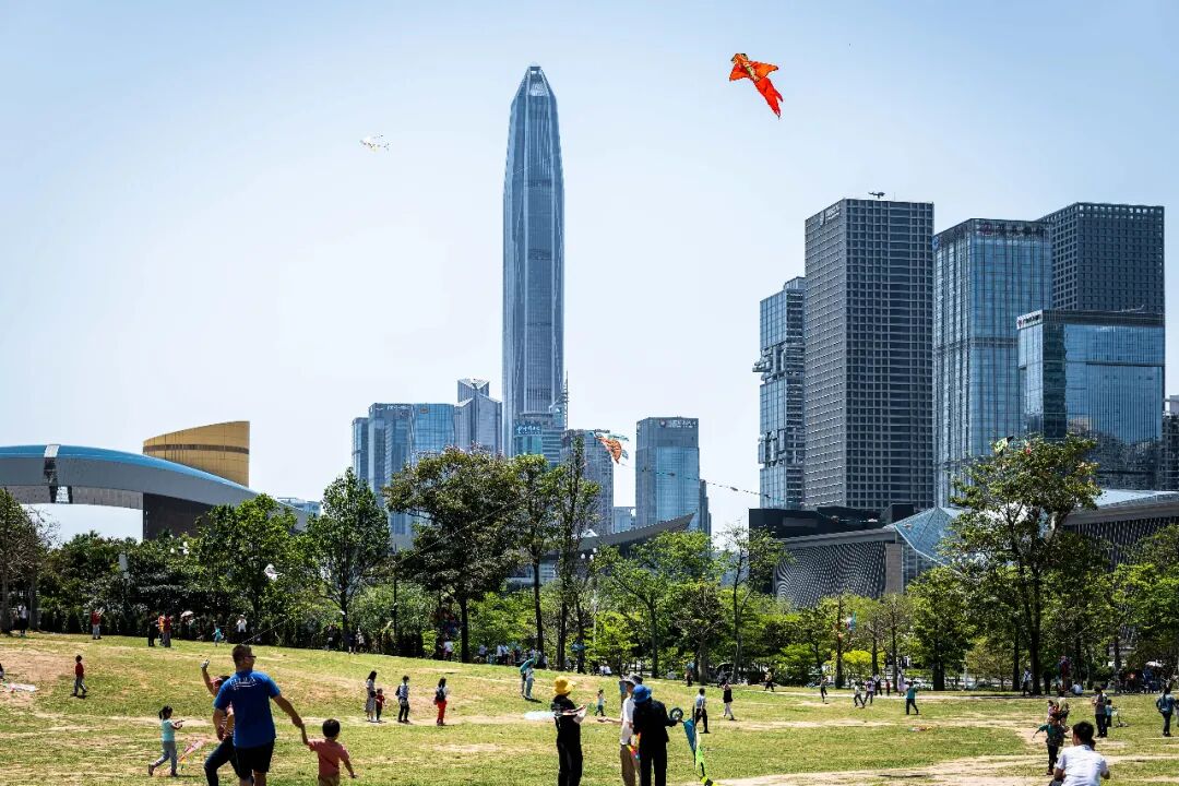 Stunning nature spots in Futian, Shenzhen — all subway accessible! Central Park, Lianhua Mountain, Meilin Reservoir. Perfect for photos, picnics, and pure relaxation. 🌿 Don't miss these urban escapes.