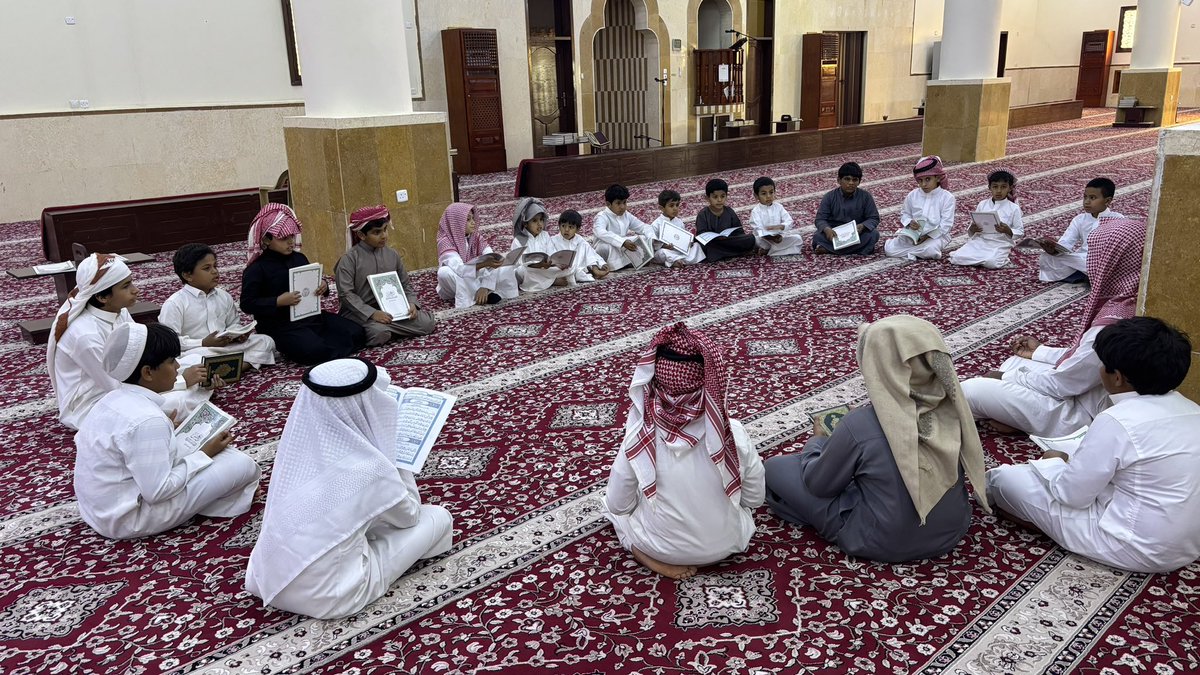 tahfeezula's tweet photo. جانب من حلقات تحفيظ القرآن الكريم ،،
حلقة عرعر بقرية عرعر 
#تحفيظ_العلا 
 #حلقات_تحفيظ_القرآن https://t.co/JIMoOxjXJp