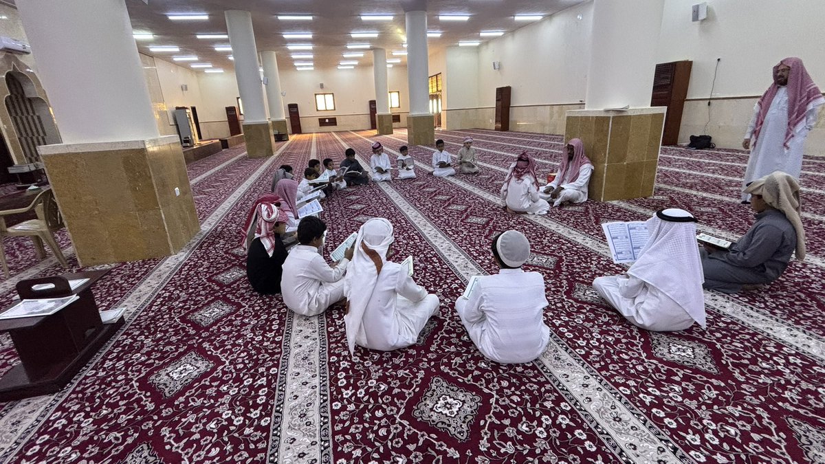 tahfeezula's tweet photo. جانب من حلقات تحفيظ القرآن الكريم ،،
حلقة عرعر بقرية عرعر 
#تحفيظ_العلا 
 #حلقات_تحفيظ_القرآن https://t.co/JIMoOxjXJp