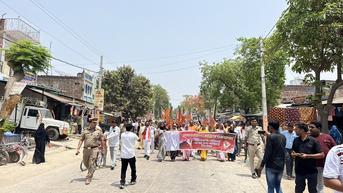 Raghvendra171's tweet photo. आज विधानसभा क्षेत्र डुमरियागंज के भवानीगंज मंडल अंतर्गत भवानीगंज चौराहे पर आयोजित जन आक्रोश महिला पदयात्रा में शामिल होने का अवसर मिला। इस पदयात्रा के माध्यम से मातृशक्ति के सम्मान, सुरक्षा और अधिकारों को लेकर जनजागरण का संदेश दिया गया।

@myogiadityanath https://t.co/qZgmDXAIy5