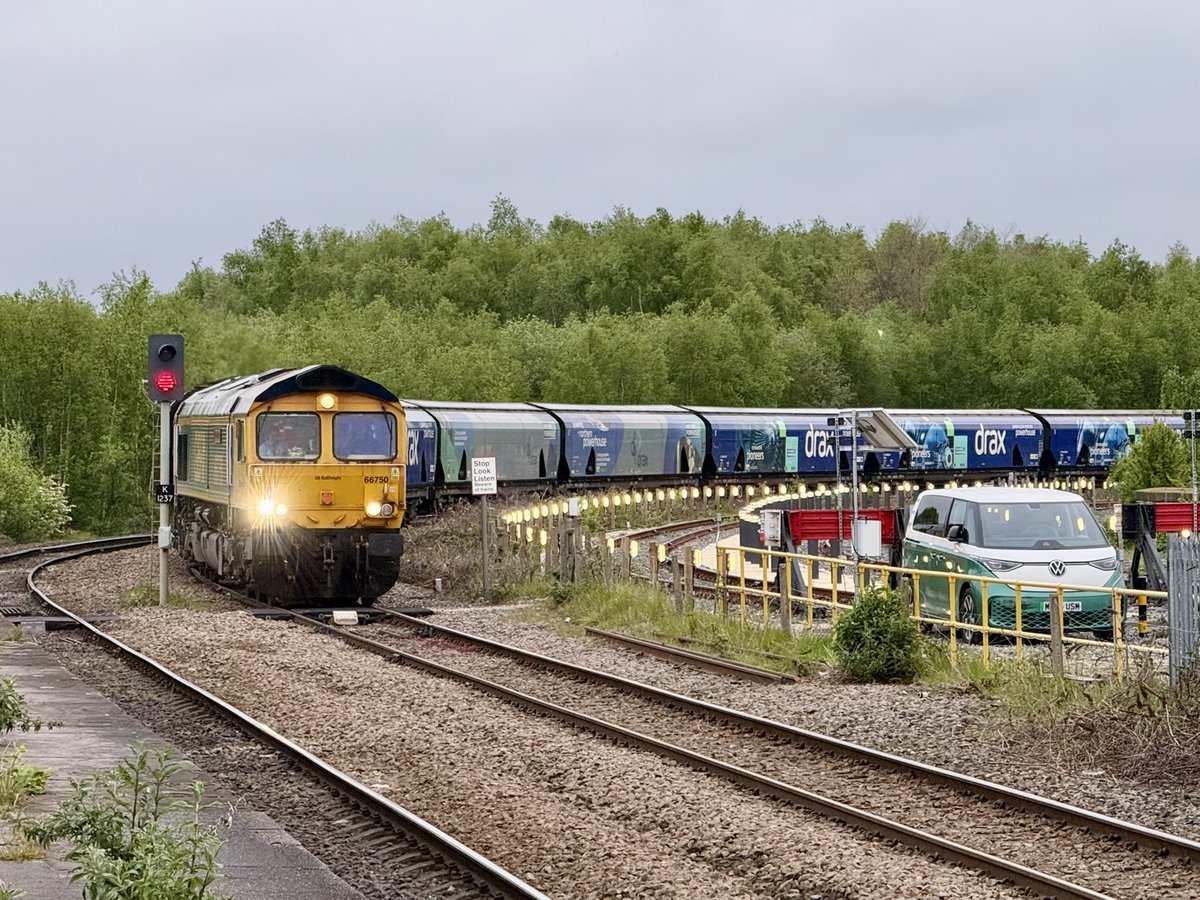pdiddywoodcock's tweet image. 66750 waits time at Wakefield Kirkgate on todays 4M34 Drax - Liverpool #class66