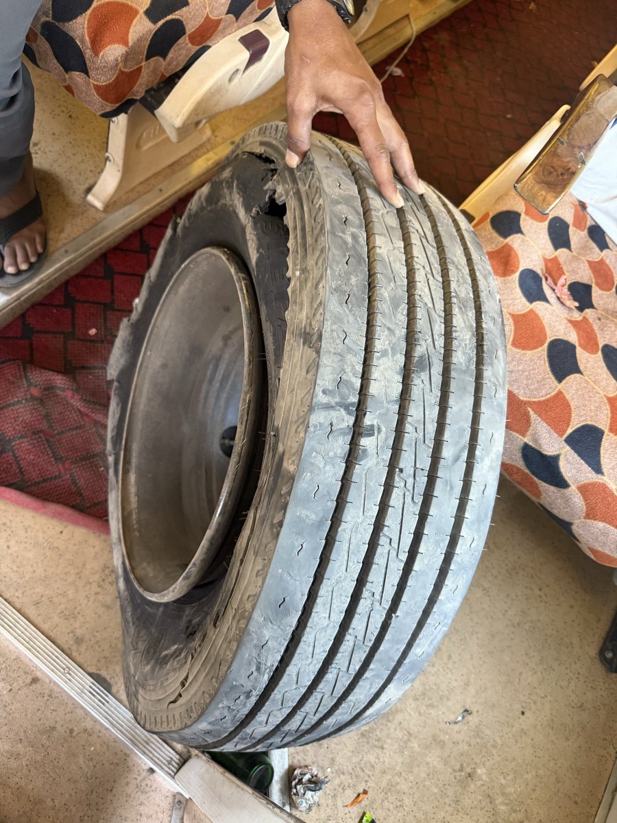 Abhirktravels's tweet image. @MRFWorldwide bilkul fresh tyre fut rahe hai compani se koi sahi jawab nahi mrf brand hai humko seva nahi de rahe hai replecmant karavo aur janch kare ki kyo logo ko pareshani jo rahi hai  #bhilwara #rajasthan #tyre #mrf