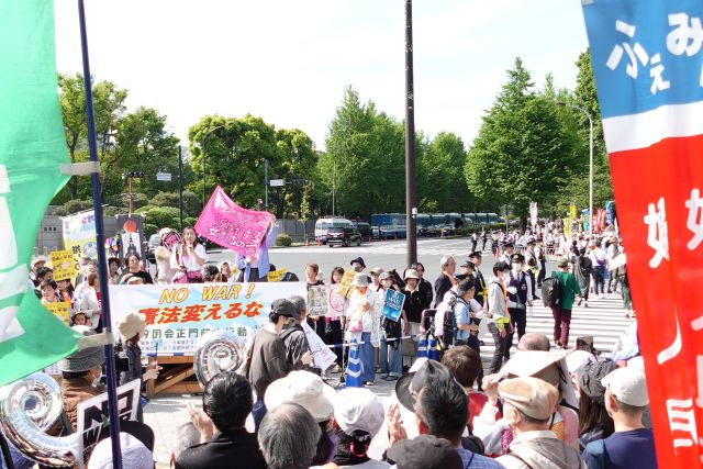 KAKEHASHI_INTER's tweet photo. ●パレスチナ：ガザ船隊　必要がある限り共に立ち上がれ／環境：燃料コスト エコ社会主義者の対応とは何か？／フランス：反ファシスト戦線建設を
https://t.co/OQahbxd35f https://t.co/uevV6KJSjA