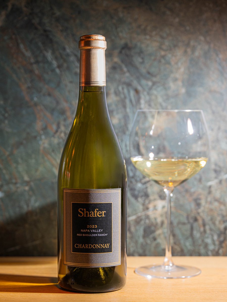 Shafer Vineyards es una bodega de culto de California. Su Red Shoulder Ranch Chardonnay 2023 es uno de los chardonnay de referencia de Napa Valley. Un blanco con deliciosos aromas a fruta blanca y una boca suculenta y madura. #vinodeldía bit.ly/48jfSXk