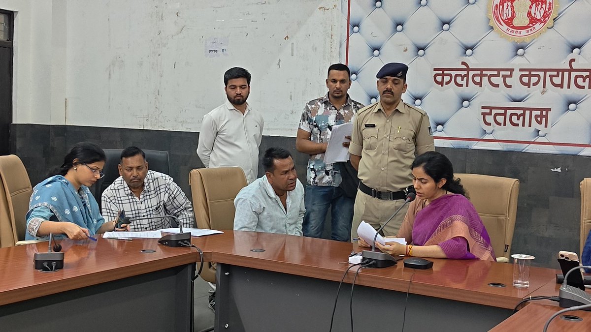 RatlamCollector's tweet image. जनसुनवाई मे कलेक्टर मिशा सिंह ने आवेदकों से समस्याओं संबंधित आवेदन प्राप्त कर अधिकारियों को  निराकरण के निर्देश दिए।
#collector #ratlam