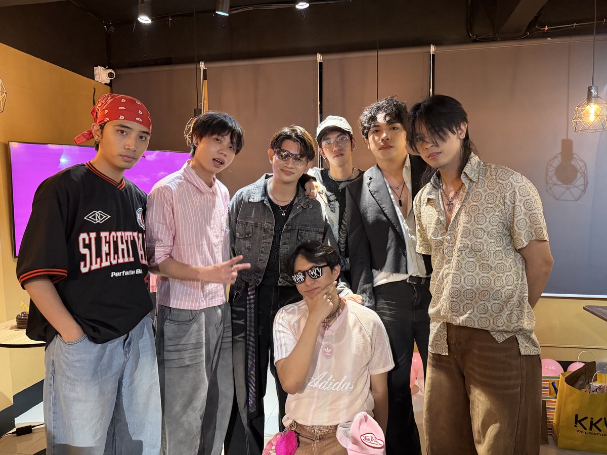 L7VES tweet media