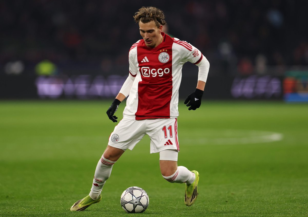 TouchlineX's tweet photo. 🚨 𝗡𝗘𝗪: Barcelona, Arsenal and Chelsea will send scouts to the Ajax - PSV match to watch Mika Godts next weekend.

Man United, Man CIty and Bayern Munich are also interested in the winger.

— @VI_nl https://t.co/7QK179W7ON